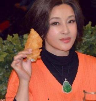 娱乐圈吃瓜艺人是谁,揭秘那些隐藏在幕后的明星八卦  第3张 娱乐圈吃瓜艺人是谁,揭秘那些隐藏在幕后的明星八卦  第3张